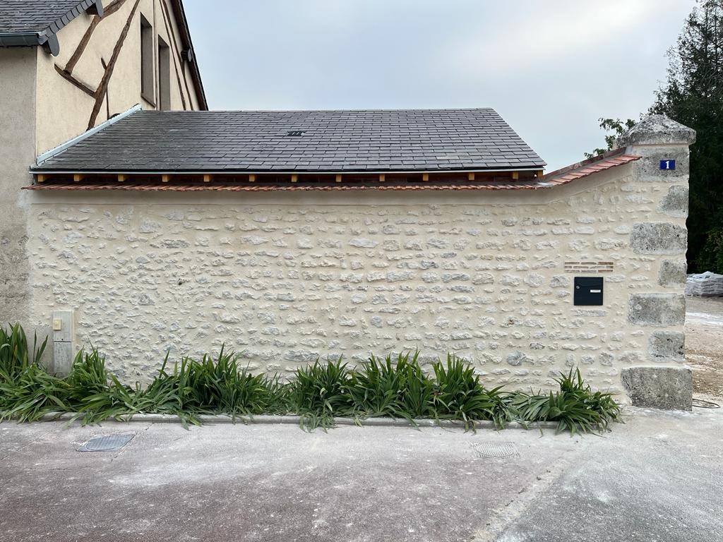 Reconstruction d'un mur de clôture en pierre