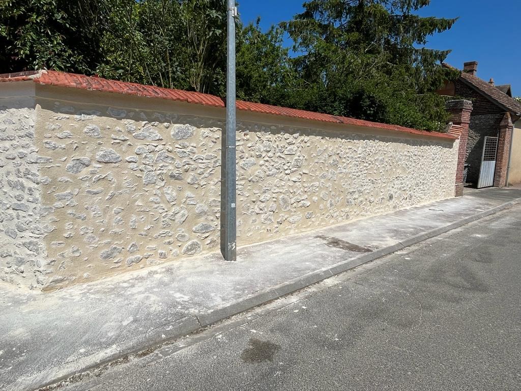 Reconstruction d'un mur de clôture en pierre