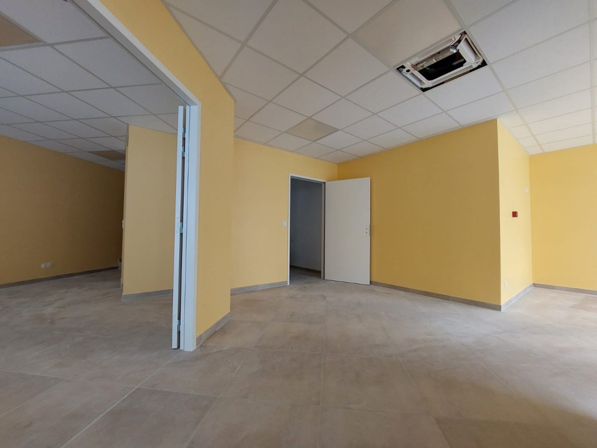 Transformation complète d'un espace brut en locaux modernes et fonctionnels